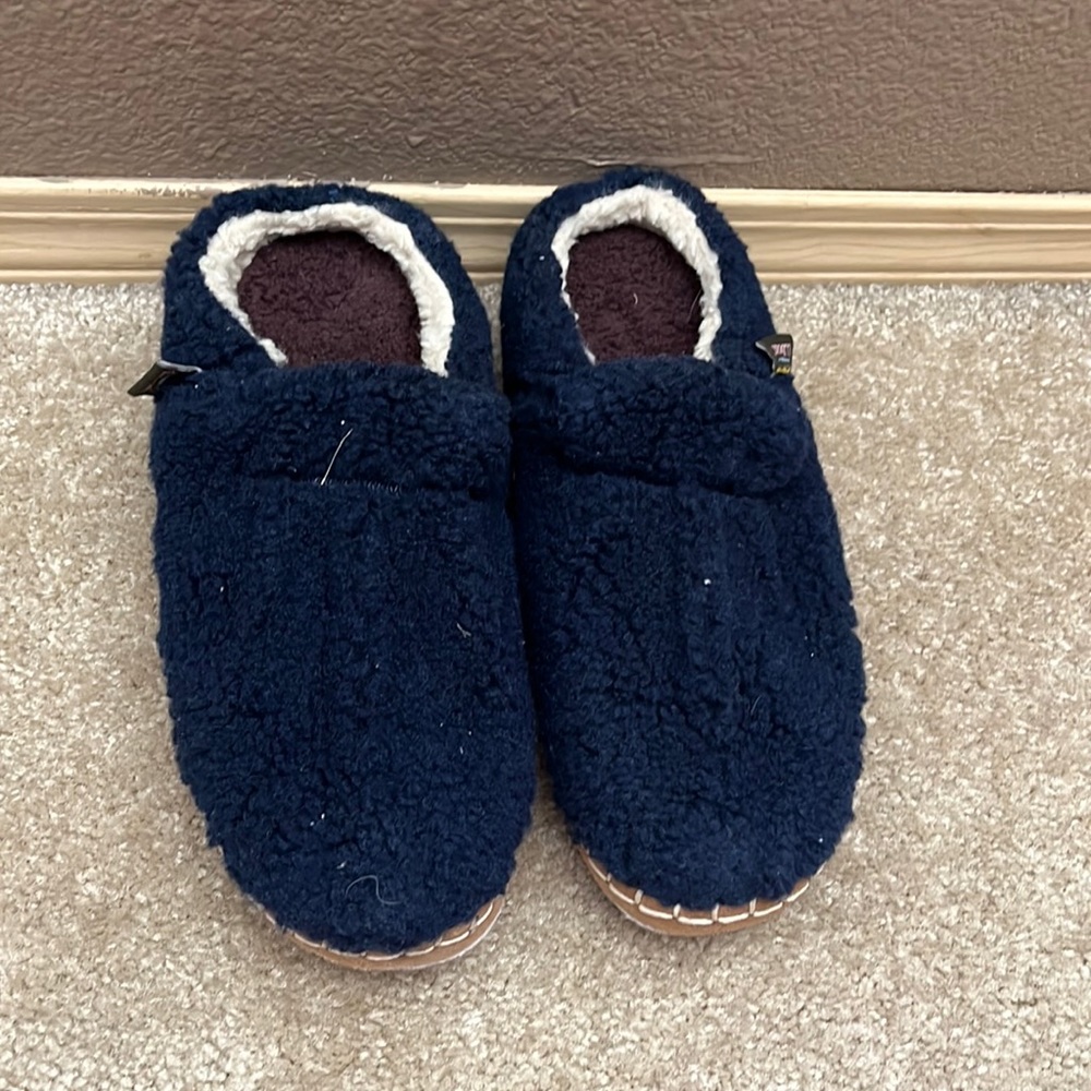 L.L. Bean women slippers. Size 9. Navy blue.